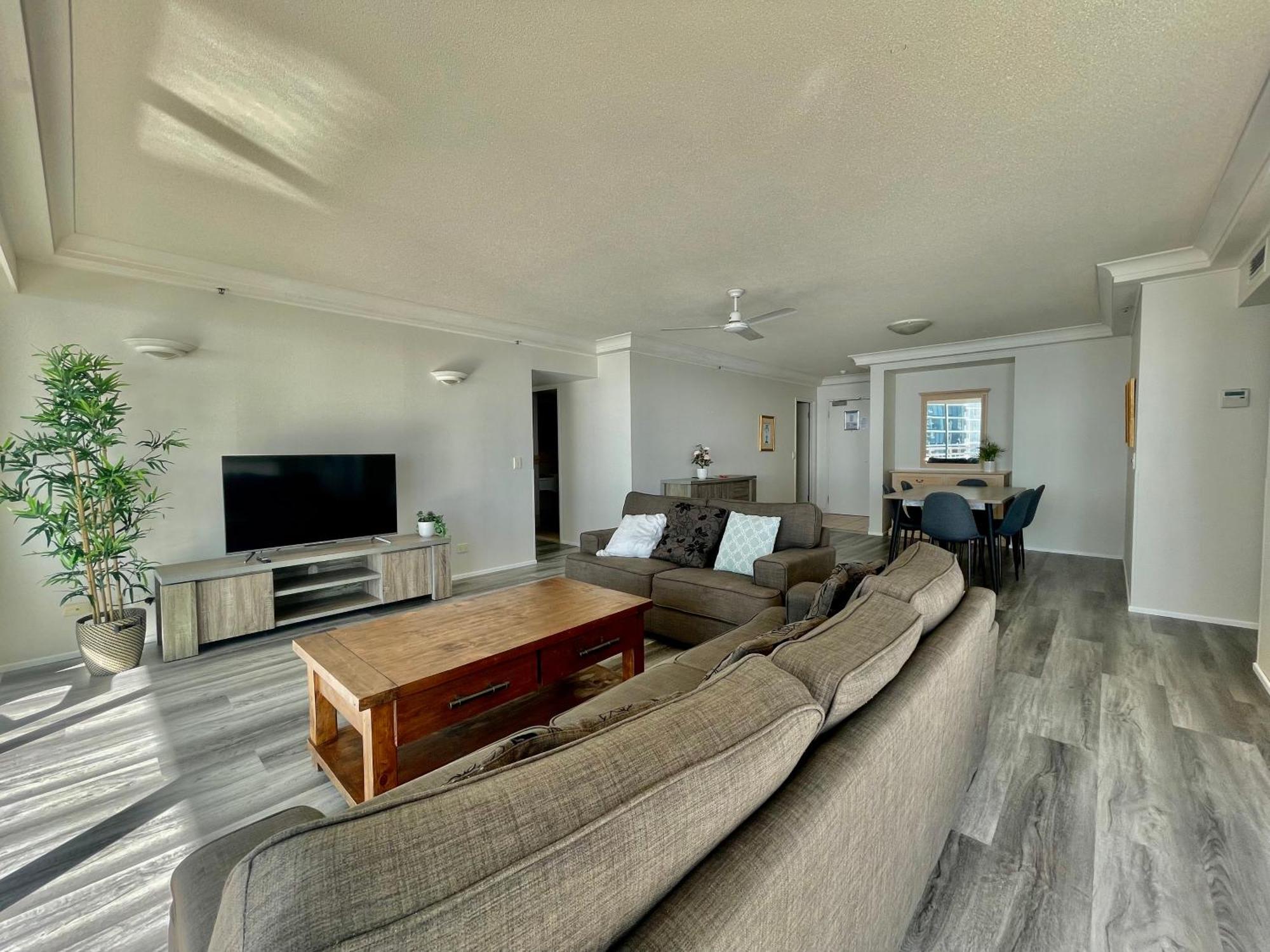 Crown Towers Apartment